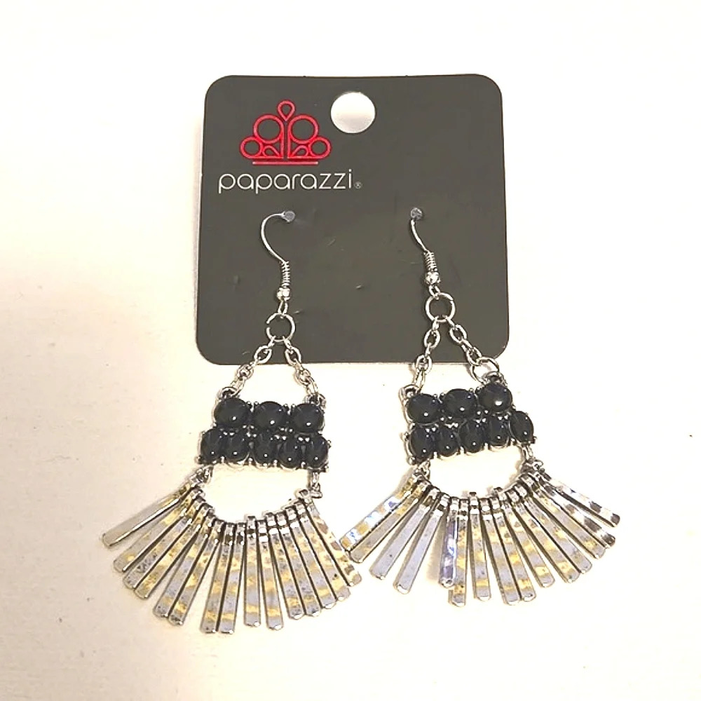 #490 NWT Paparazzi earring silver and Black tone